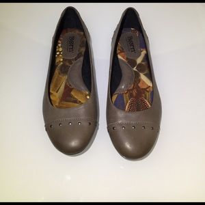 Born | taupe | size 5 | metal accents